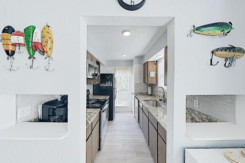New Listing! Remodeled Condo with Pool Pier Tennis condo - image 8