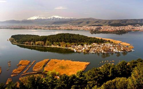  Backpackers and travelers in Ioannina