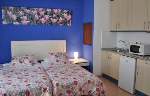 1 double bed, 2 twin beds