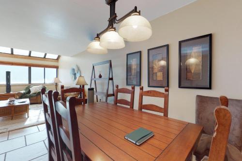 Village Square Penthouse Suite - image 8