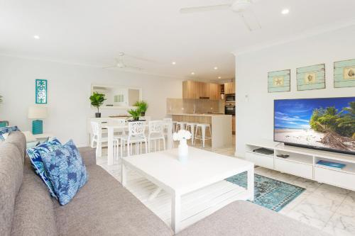 Two Bedroom, Two Bathroom Apartment with Balcony image 10