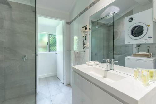 Studio Apartment with Patio image 8