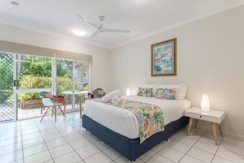 Studio Apartment with Patio image 3