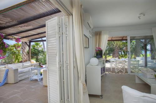 Napa Beachfront Villa - main image