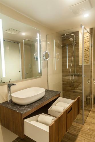 249127387 Amiral Hotel