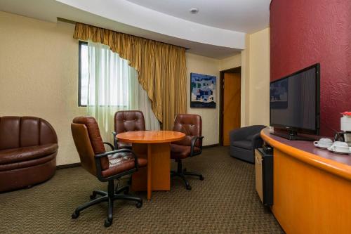 Hotel Mandarin Carton Stop at Hotel Mandarin Carton to discover the wonders of Mexico City. The hotel has everything you need for a comfortable stay. All the necessary facilities, including free Wi-Fi in all rooms, 24-hour