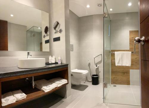 Bathroom, Rosefinch Sarovar Portico Bhimtal in Nainital