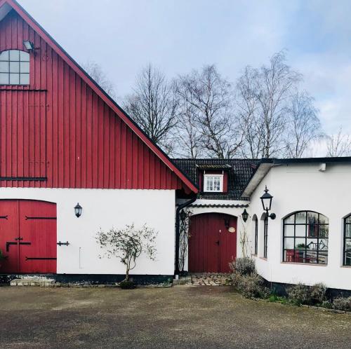 Stort rymligt boende med två sovrum och pentry i lantlig miljö - Hököpinge