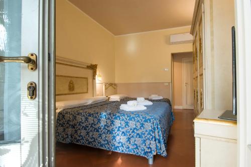 Relais Tiffany Room Type - Triple Room with Garden View Relais Tiffany Room Type - Triple Room with Garden View