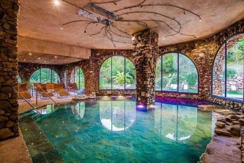 Ванна з термальною мінеральною водою, La Cerreta - Terme di Sassetta in Сасета