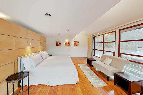 A Lake & Mountain Lodge with Lake Access Hot Tub & Game Room home - image 9