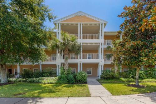 Three-Bedroom Apartment Davenport in Davenport
