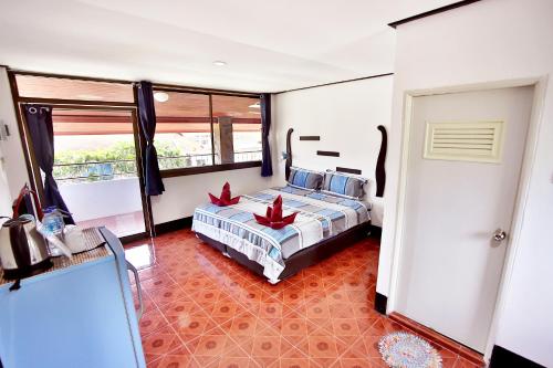 Standard Double Room image 10