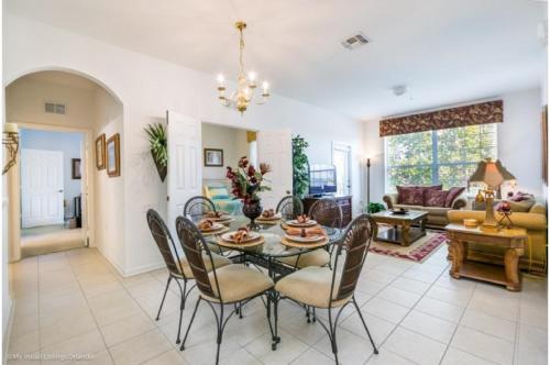 Three-Bedroom Apartment Davenport in Davenport