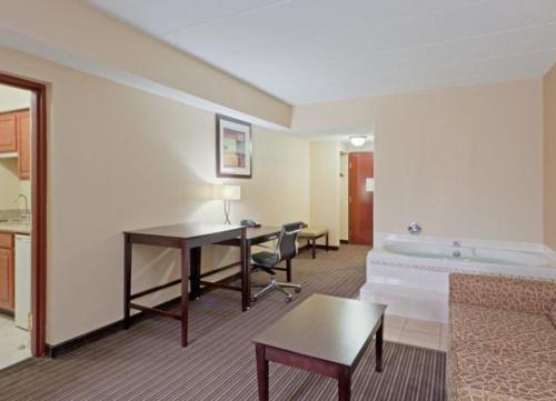 Holiday Inn Express Hotel & Suites Charleston-Southridge, an IHG Hotel