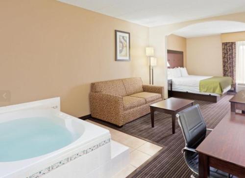 Holiday Inn Express Hotel & Suites Charleston-Southridge, an IHG Hotel