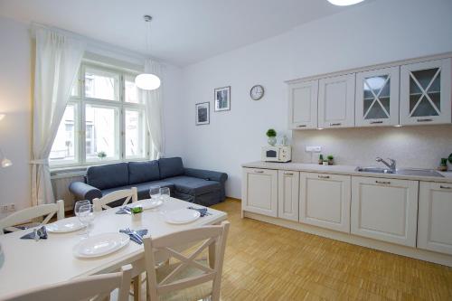 Modern Apartment Charvátova - image 12