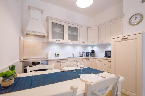 Modern Apartment Charvátova - image 13