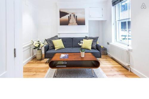 -25%! Chic And Cosy Maisonette Soho, , London