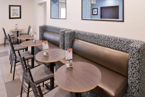 홀리데이 인 익스프레스 호텔 앤 스위트 수폴스 앳 엠파이어 몰 바이 IHG - 식음료(F&B)