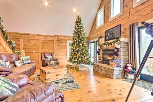 Quaint Creston Hideaway with Mtn Views and Hot Tub! in 威爾克斯伯納