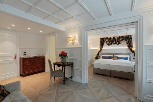 1 king bed, 2 twin beds