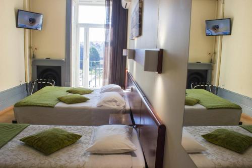 Triple Room with Balcony and Garden View image 1
