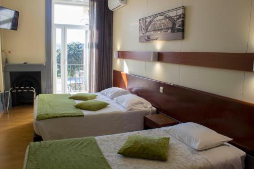 Triple Room with Balcony and Garden View image 4