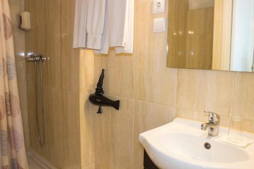 Triple Room with Balcony and Garden View image 8
