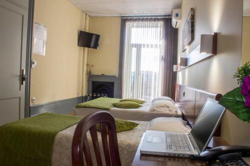 Triple Room with Balcony and Garden View image 9