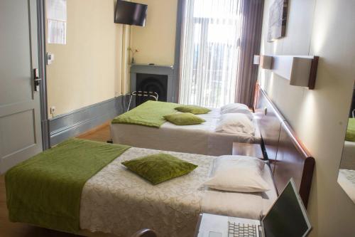 Triple Room with Balcony and Garden View image 5