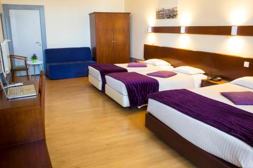 Family Suite with Balcony and Garden View image 7
