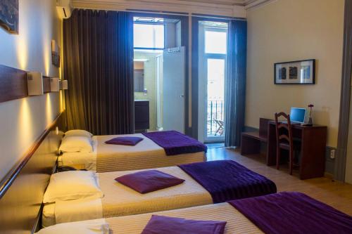 Family Suite with Balcony and Garden View image 10