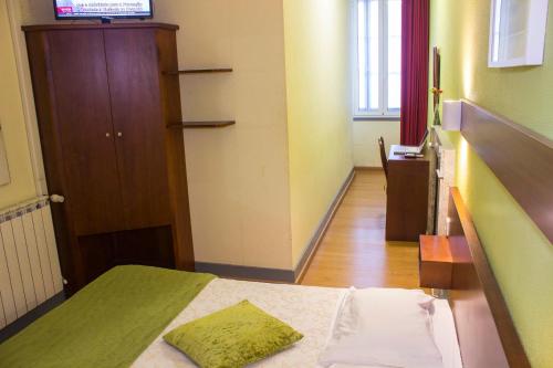 Standard Double Room image 10