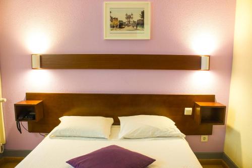 Standard Double Room image 9