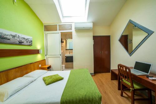 Basic Double Room image 10