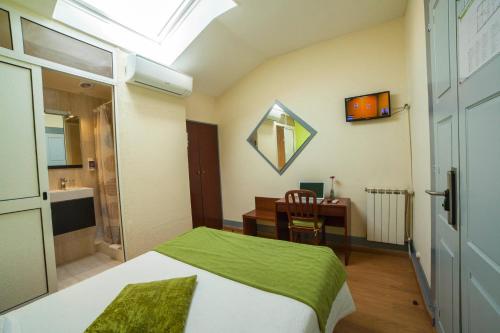 Basic Double Room image 9