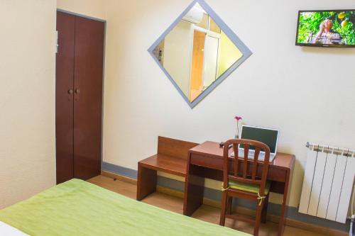 Basic Double Room image 7
