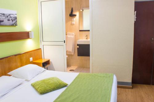 Basic Double Room image 6