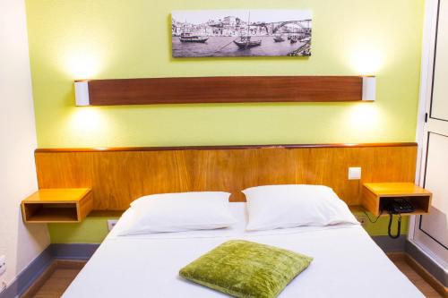 Basic Double Room image 4