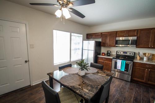 บริการและสิ่งอำนวยความสะดวก, Hays St Cozy Remodeled 2BR/2BA house sleeps 8 near ศูนย์เอที&ที