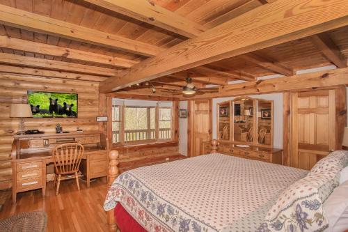 Smoky Bear Lodge with Guest House, Hot Tub, 685 FREE tickets each paid day!!! thumb 4