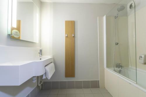 B&B Hôtel ORANGE - Échangeur A7 A9 - image 11