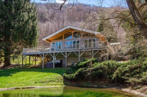 Smoky Mountain Escape with Large Deck and Game Room!, Waynesville