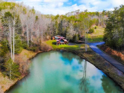 Lazy Bear Lake in Sevierville, USA