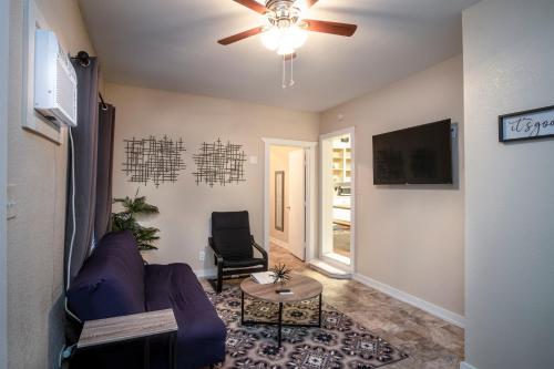 Cozy Downtown Guest House 2BR/1BA Sleeps 8