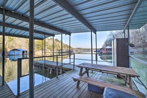 Spacious Home on Beaver Lake w/ Deck & Fire Pit!, Rogers (Foto 4)