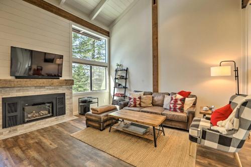Elegant Townhome with Balcony 1 Mi to Northstar - image 3
