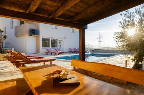 Villa Anabella peaceful holiday home with pool - Accommodation - Klis