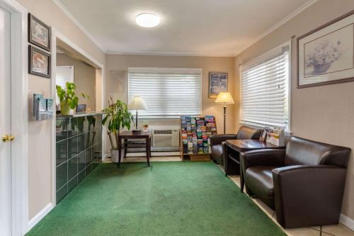 Econo Lodge Sturbridge Route 20 Econo Lodge Sturbridge Route 20